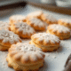 Biscuits ladyfinger saupoudres de sucre glace vue du dessus