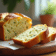 Tranche de cake courgette feta sur planche en bois