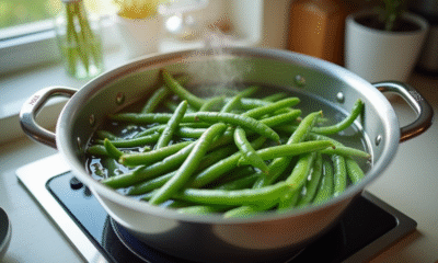 Haricots verts frais blanchis dans une casserole en cuisine
