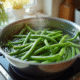 Haricots verts frais blanchis dans une casserole en cuisine