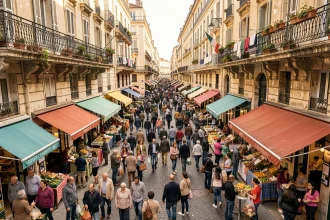 Rue animée d'un quartier populaire de Marseille avec une foule diverse de résidents illustrant la densité démographique de la ville
