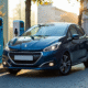 Peugeot 208 électrique stationnée en ville lors du jour